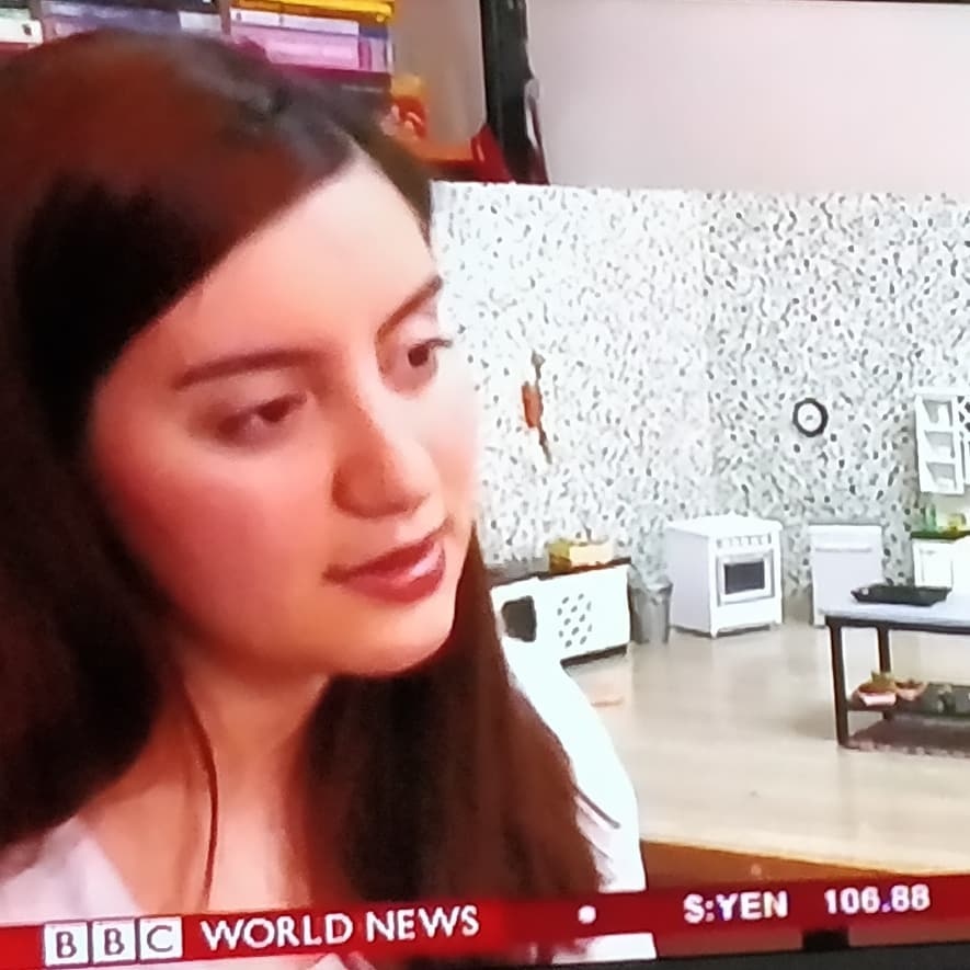 @bbcnews proving it's no longer a serious news provider. This morning one of its lead stories on world news is a couple cooking tiny portions in a doll's House kitchen. I'm going to switch to Dutch news channels now. Even though I don't understand it yet it's got to be better than this drivel (image 1 of 4)