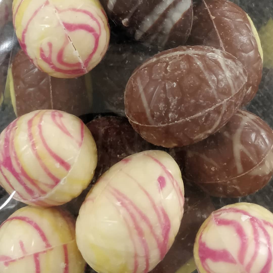 I'm losing the battle against eating all of these in one sitting. Whoever invented Melk Speculoos Karamel mini eggs needs some form of medal. Also not normally a fan of white chocolate but mixed with raspberry it's delicious. Yum
