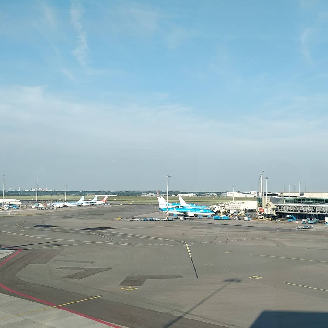 Delays on a sunny evening 😐 looking forward to the trip when I'm doing Eurostar for a change and see if that's an easier journey. AMS > LCY 🛫