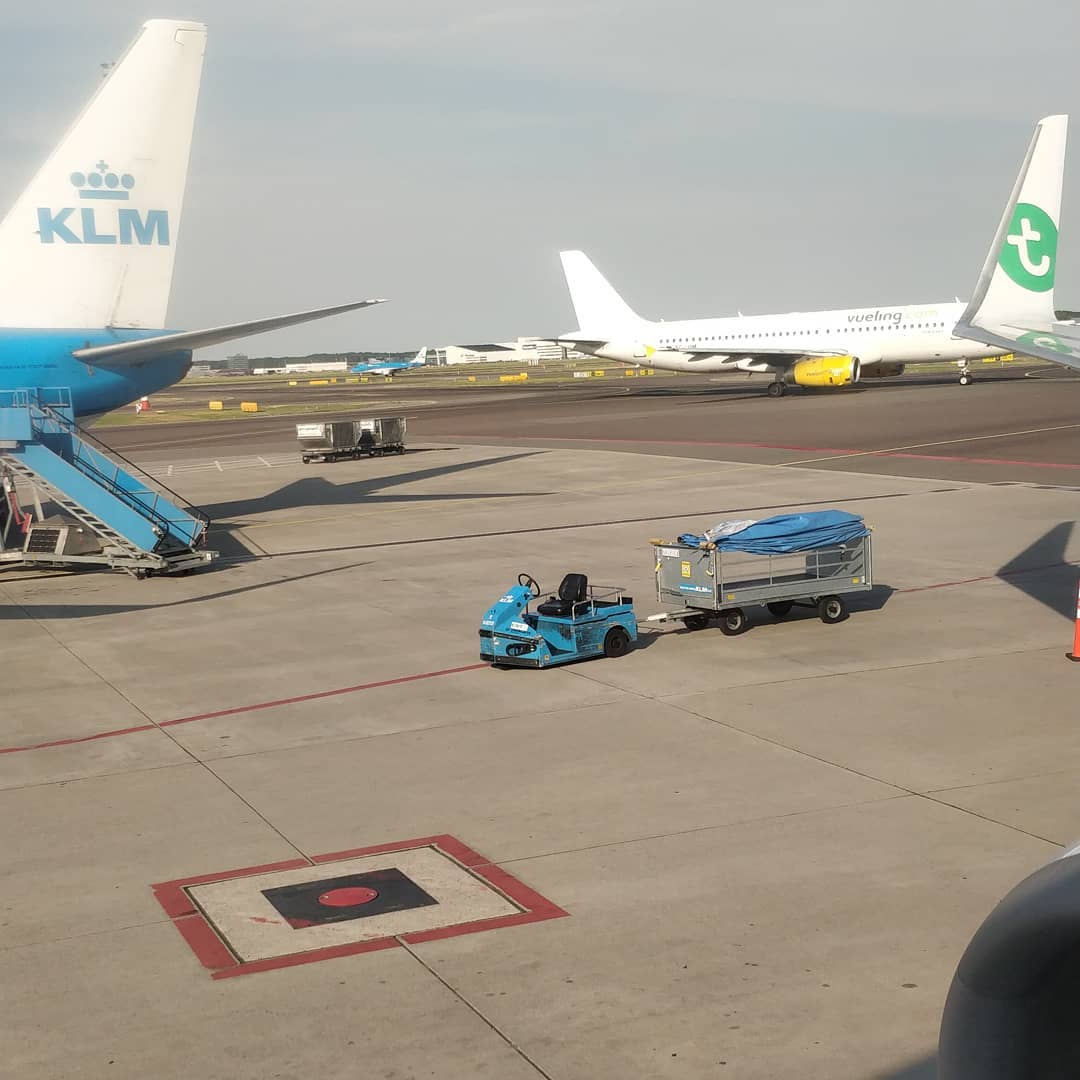Today I discovered the joys of flying within Schengen for the first time from Amsterdam. It's like a whole new world. Different side of the airport. New lounge. Different shops. It's the small things. AMS > MUN . . . . . . . . #holiday #airport #airplane