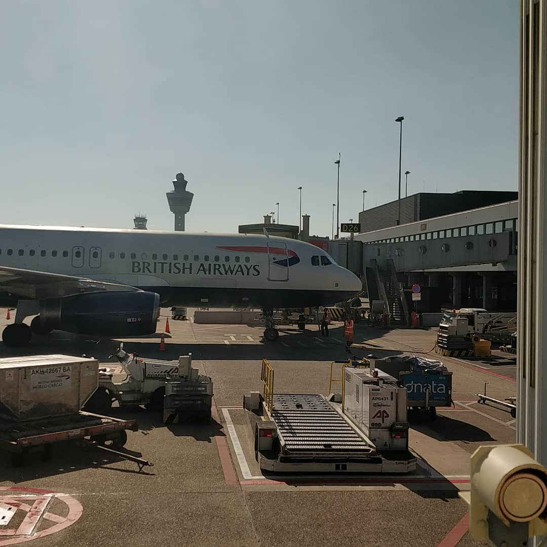 That time of the week again. AMS > LCY . . . . . . . . #schiphol #britishairways #airbus #a320 #plane #airport
