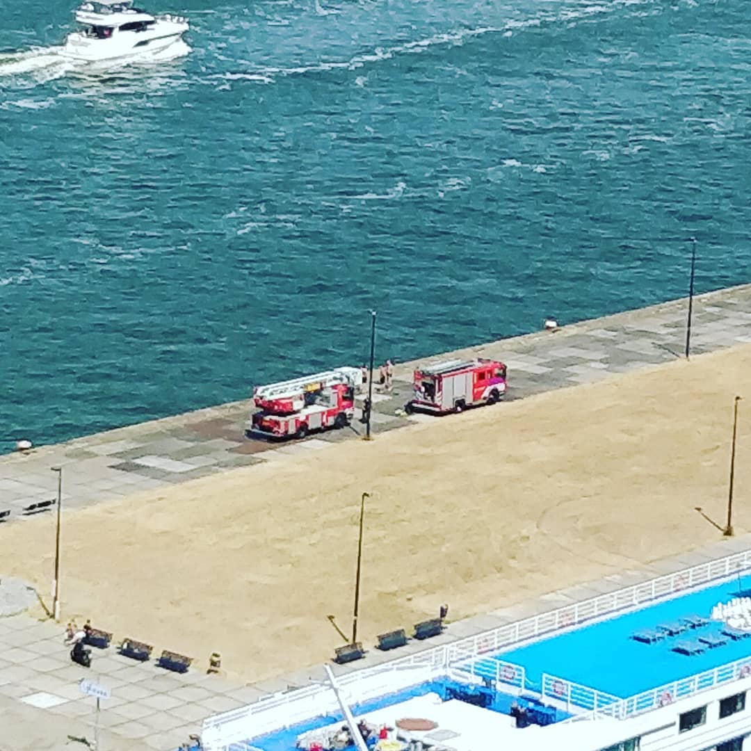 It's clearly hot today. The firemen are taking a dip in the IJ. ???????? #brandweerwagen #brandweer #brandweerman #firetruck #swimming #zwemmen