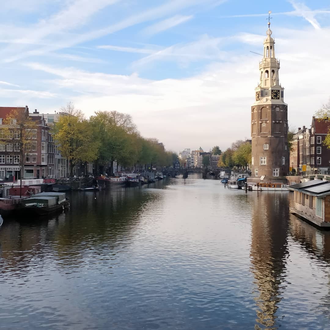 Goedemorgen zondag . . . . . . . . . . #Amsterdam #Netherlands #NoordHolland #canal #water #architecture #city #travel #traveling #visiting #instatravel #instago #bridge #reflection #outdoors #house #building #old #sky #tourism #cityscape #urban #tree #toren #zondag #zon #herfst