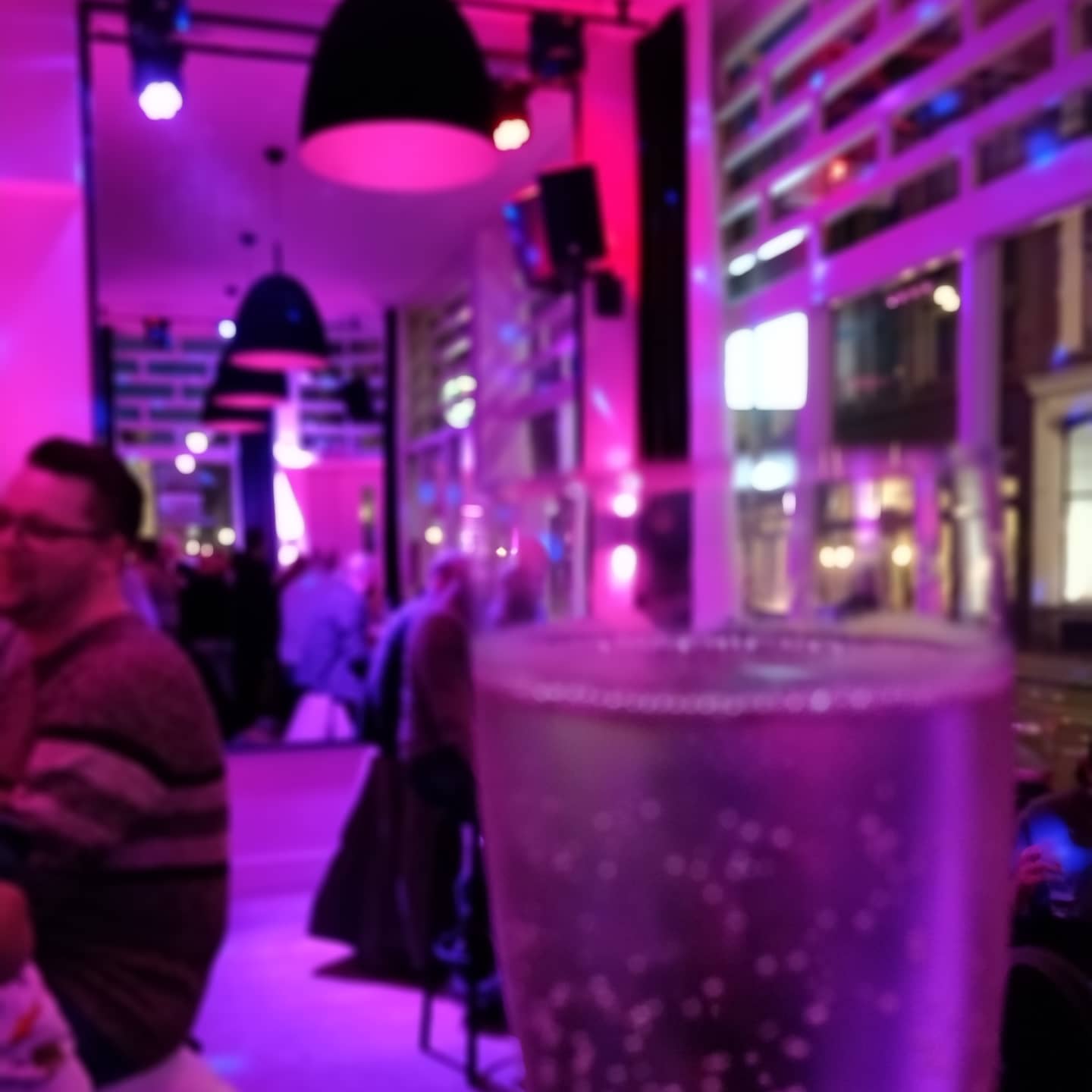 Proost! Vrijdag bij Brug34 met bubbles.