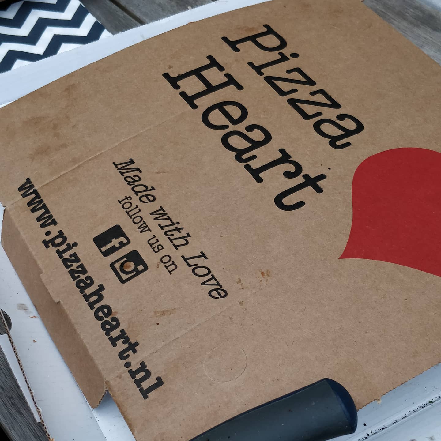 We may not be allowed to drink on Reguliersdwa rsstraat and get pizza but we can still get pizza. Lekker