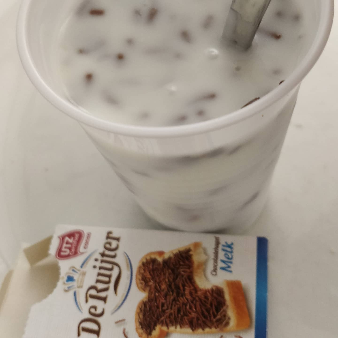 When you want Roomyoghurt stracciatella but you've only got plain yoghurt. Hagelslag to the rescue! (image 1 of 2)
