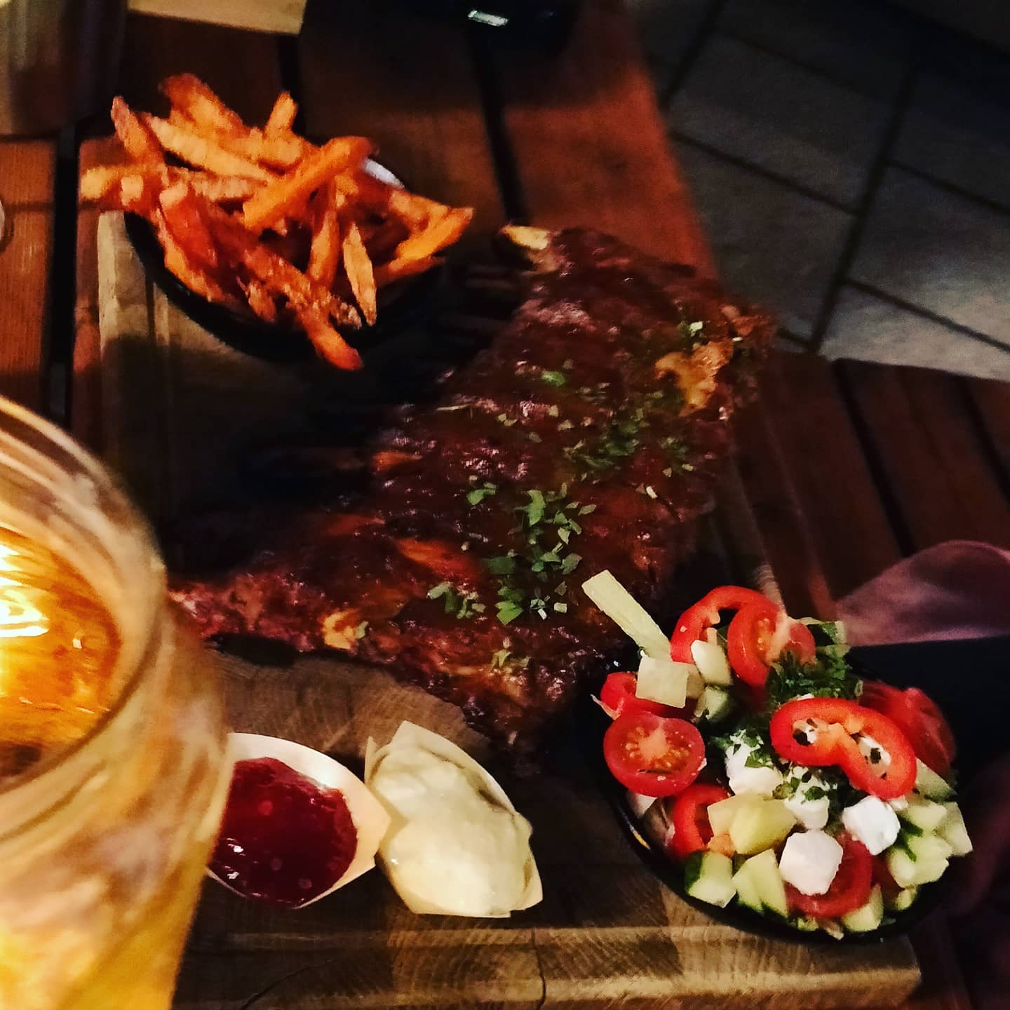 Ribs en kip wings. Lekker!