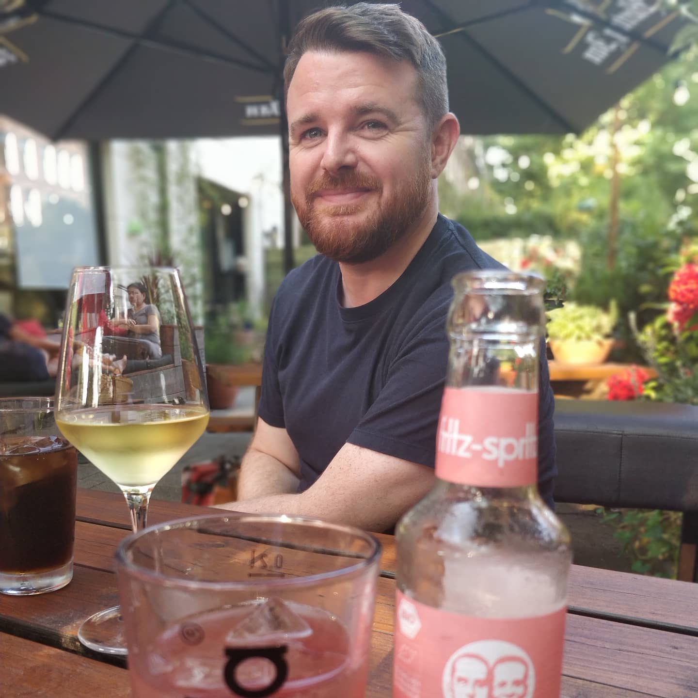 Zomeravonden fritz-spritz, witte wijn en mijn man.