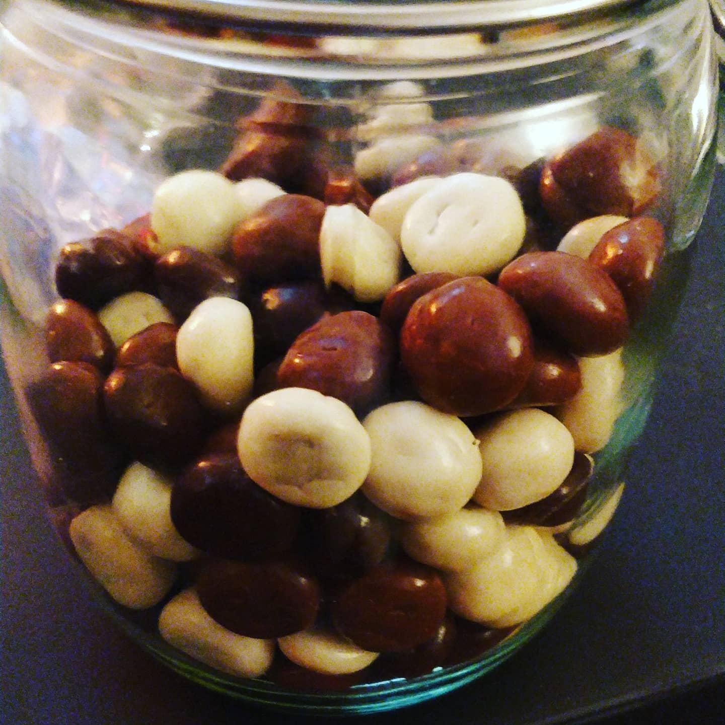 Okay so it's definitely time for kruidnoten met chocolade. Lekker.