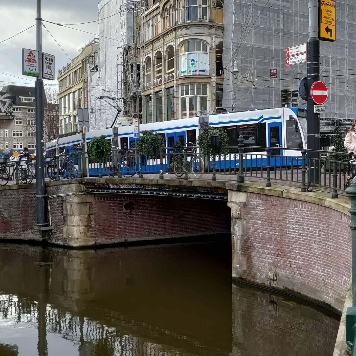 De Heiligewegsluis (brug no. 2) is een vaste brug in Amsterdam-Centrum…