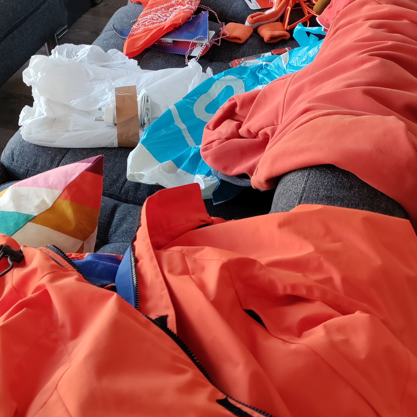 We have a lot of oranje kleding ?