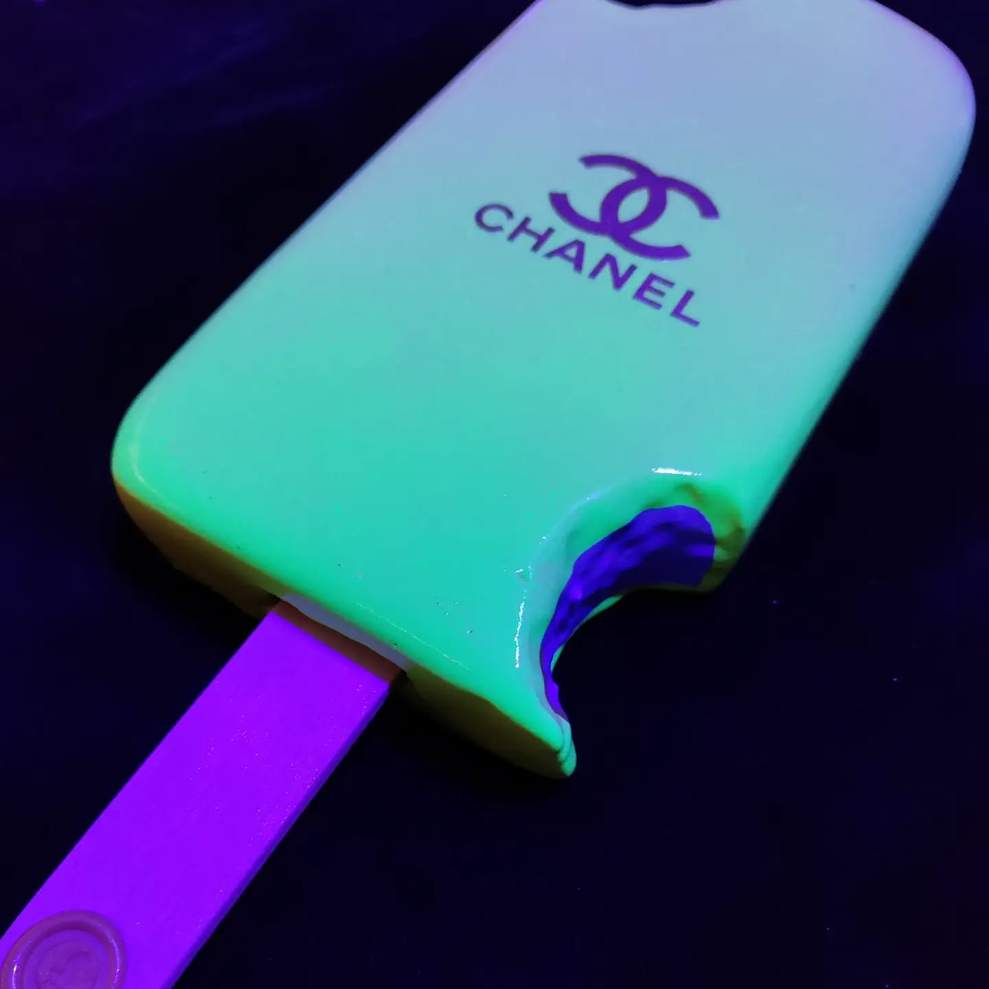 The black light certainly makes the colour pop. Uniek cadeau van het werk. ?