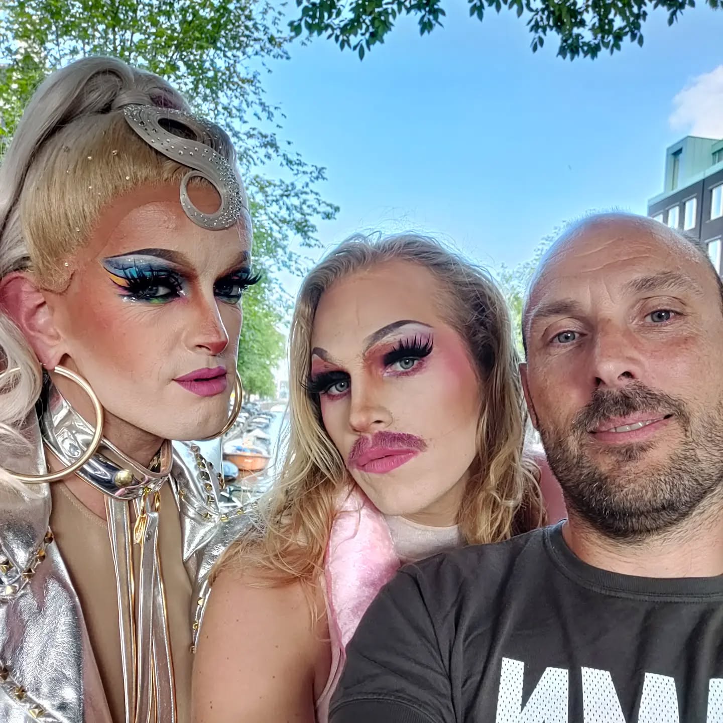 Milkshake pre-drinks. Some fabulous ladies arrived. I had to say hi.